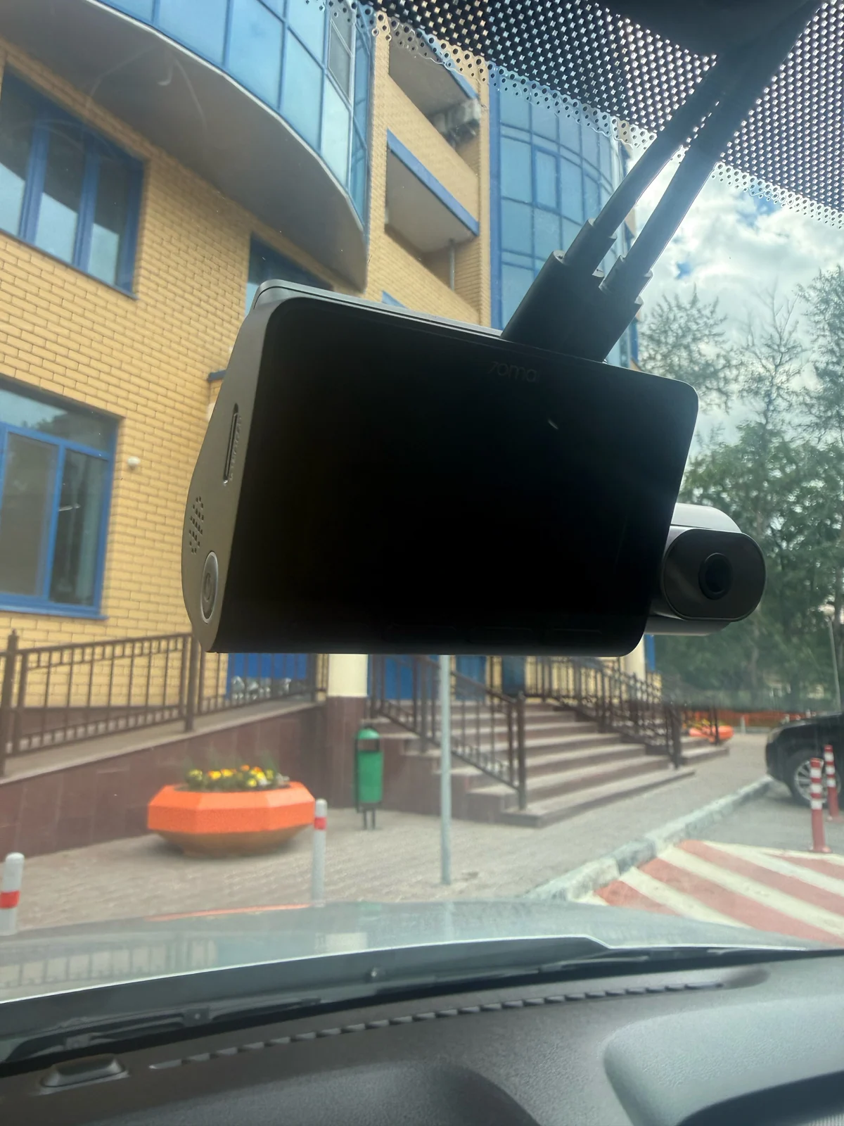 Видеорегистратор установлен у лобового стекла автомобиля